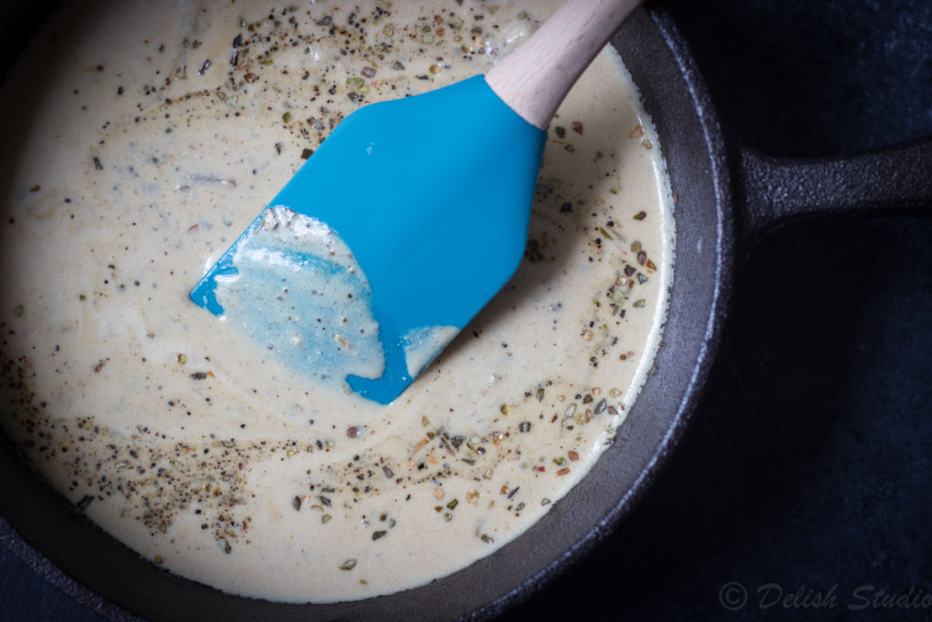 steps to make Creamy garlic chicken's sauce