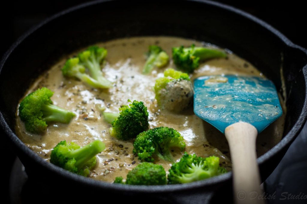 Adding broccoli to the sauce of Creamy garlic chicken