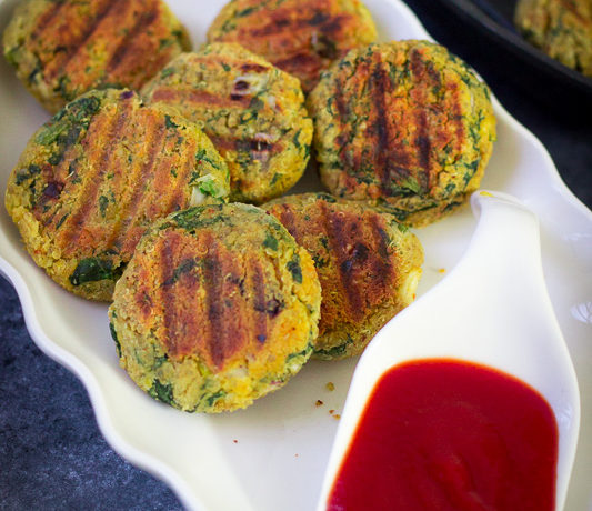 Quinoa patties made with spinach and chickpeas are perfect as healthy snacks. These crispy quinoa cakes or burgers are completely vegan, gluten free and nut free and made with very little oil!