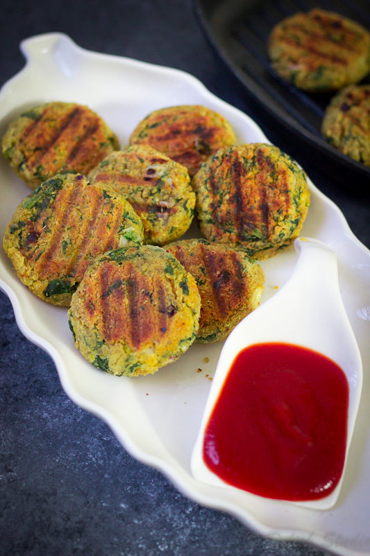 Quinoa patties made with spinach and chickpeas are perfect as healthy snacks. These crispy quinoa cakes or burgers are completely vegan, gluten free and nut free and made with very little oil!